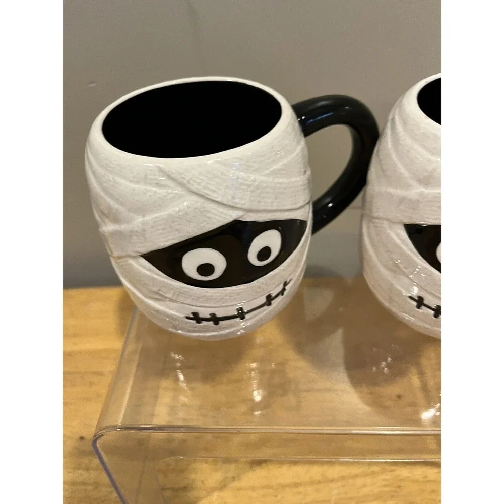 PIER 1 HALLOWEEN BANDAGED MUMMY COFFEE MUG Hand Painted‎ Black White Spooky (2)